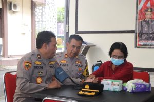 Personil Polres Trenggalek, saat mengikuti vaksinasi boster II di area taman batu Mapolres Trenggalek, Jum'at (17/2/2023).
