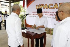 Bupati Trenggalek, Mochamad Nur Arifin, saat upacara pengambilan sumpah jabatan 7 pejabat tinggi pratama, di Gema Kucur, Desa Dongko, Kecamatan Dongko, Kabupaten Trenggalek, Rabu (31/5/2023).
